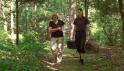 Dr. Renate Lorenz lebt f&uuml;r die Berliner Tierwelt. Ob Haustier oder Wildtier &ndash; in ihrer Tierarztpraxis in Lichterfelde ist jedes tierische Lebewesen willkommen. Renate Lorenz ist bekannt f&uuml;r ihr gro&szlig;es Herz und ihren professionellen Ehrgeiz, hilfsbed&uuml;rftige Wildtiere gesund zu pflegen - selbst wenn sie daf&uuml;r kein Honorar abrechnen kann. Ihre Wildtier-Kinderstube ist vor allem im Sommer bis auf den letzten Platz belegt. Ganz frisch eingetroffen: ein verwundeter Igel und zwei mutterlose Eichh&ouml;rnchenbabies. Dr. Renate Lorenz und Schwester Susi wildern neun Igel aus.