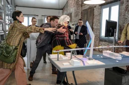 Lilo (Christiane H&ouml;rbiger, Mitte) ist nach einer Augen-OP vor&uuml;bergehend auf Hilfe angewiesen. Ihre Chefredakteurin Angela (Jasmin Gerat, li.) bringt sie deshalb zu ihrem Sohn Ruben (Sebastian Bezzel) in sein Ingenieurb&uuml;ro und platzt in eine Besprechung mit seinen Kolleginnen und Kollegen Amanda (Katja Danowski, 2. v. li.), Herr Kurz (Laurens Walter) und Tobi (Frithjof Gawenda, re.).