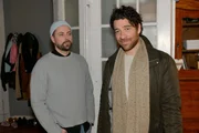 John (Felix von Jascheroff, l.) macht Carlos (Patrick Fernandez) klar, dass er nichts in Claras Leben verloren hat.