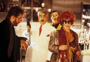 Eine v&ouml;llig derangierte Journalistin Charlotte Sanders (Hannelore Hoger, r) verl&auml;sst das Lokal. Der Regisseur Uhu Zigeuner ( G&ouml;tz Gorge, l), der Wirt Paolo Rossini (Mario Adorf, M) und der Anwalt Tabatier (Burghart Klaussner) trauen ihren Augen nicht.