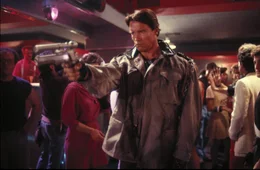 Der Terminator (Arnold Schwarzenegger), eine Killermaschine aus der Zukunft, wird ins Jahr 1984 geschickt, um eine Kellnerin zu t&ouml;ten.