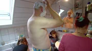 In ihrem Eigenheim steht der sechsköpfigen Patchwork-Familie von Michael (li.) und Melanie (re.) nur ein Bad zur Verfügung. Gleich neben dem Elternschlafzimmer will Michael ein Luxus-Bad nur für sich und seine Frau errichten. In ihrem Eigenheim steht der sechsköpfigen Patchwork-Familie von Michael (li.) und Melanie (re.) nur ein Bad zur Verfügung. Gleich neben dem Elternschlafzimmer will Michael ein Luxus-Bad nur für sich und seine Frau errichten.