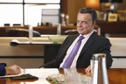 Von Bobby Fox (Ray Wise) erfahren Castle und Beckett, dass der ermordete Baseballspieler Cano Vega sehr viel engere Verbindungen mit Kuba pflegte, als sie erwartet haben. Von Bobby Fox (Ray Wise) erfahren Castle und Beckett, dass der ermordete Baseballspieler Cano Vega sehr viel engere Verbindungen mit Kuba pflegte, als sie erwartet haben.
