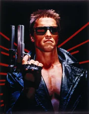 Der Terminator (Arnold Schwarzenegger) ist eine Killermaschine aus der Zukunft, die eine Frau nach der anderen ermordet.