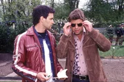 Jupp (Uwe Fellensiek, r.) und Gino (Luca Zamperoni, l.) sprechen &uuml;ber den m&ouml;glichen Tathergang.
