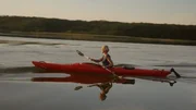 Eine kleine Datsche direkt am Wasser, ein einsamer Steg am See oder eine abwechslungs-reiche Kanutour durch die Wildnis: So sieht ein perfekter Sommer vor der Haust&uuml;r aus! Berlin und Brandenburg haben mehr als 3000 Seen und 6000 Kilometer befahrbare Fl&uuml;sse, Kan&auml;le und Rhine zu bieten. F&uuml;r das neue rbb-Erlebnisformat &bdquo;flussauf, flussab&ldquo; paddelt Ulrike Finck mit dem Kajak von Lychen nach Templin. - Ulrike auf dem Gro&szlig;en Kuhwallsee Templin OT Hammelspring