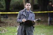 Javier Esposito (Jon Huertas) nimmt den Fundort der Leiche genau unter die Lupe.