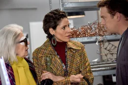 Angela (Jasmin Gerat) stellt Lilo (Christiane H&ouml;rbiger) bei ihrem Sohn Ruben (Sebastian Bezzel) in der Agentur ab.