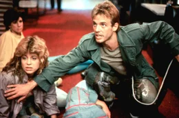 Der tapfere Soldat Kyle Reese (Michael Biehn) besch&uuml;tzt die ahnungslose Kellnerin Sarah Connor (Linda Hamilton) vor der t&ouml;dlichen Killermaschine.