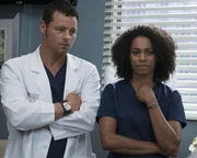 Alex (Justin Chambers, l.) erkennt, dass Jo noch immer unter dem Einfluss ihres Ehemanns auf ihr Leben leidet, w&auml;hrend Maggie (Kelly McCreary, r.) und Jackson in eine unerw&uuml;nschte Familienkonstellation gedr&auml;ngt werden ...