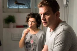 Ruben (Sebastian Bezzel) sitzt zwischen den St&uuml;hlen: seine Frau Jutta (Julia Brendler) und seine Mutter Lilo k&ouml;nnen sich nicht leiden.