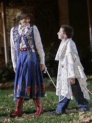 Als Frankie (Patricia Heaton, l.) dazu gedr&auml;ngt wird, an Halloween die Aufsicht &uuml;ber die Kinder von Bricks (Atticus Shaffer, r.) sozialer Gruppe zu &uuml;bernehmen, ahnt sie Schlimmes. Doch am Ende kann sie ihnen eine wertvolle Lektion in sozialem Verhalten erteilen ...