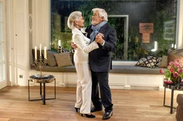 Lilo (Christiane H&ouml;rbiger) und Roland (Mario Adorf) wissen das Leben zu genie&szlig;en.