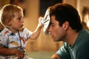 Mikey (Jason Schaller, l.); James (John Travolta, r.)