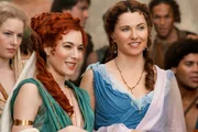 Genie&szlig;en ihr Leben: Gaia (Jaime Murray, l.) und Lucretia (Lucy Lawless, r.) ...