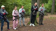 F&uuml;r Elvis (li) und vier seiner Kinder geht es zum Zipline Parcours in die Pfalz. Jelena, Antonia, Luka und Lina sind dabei.