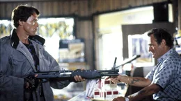 Der Terminator (Arnold Schwarzenegger, li.) bedroht den Angestellten (Dick Miller)Der Terminator (Arnold Schwarzenegger, li.) bedroht den Angestellten (Dick Miller)