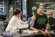 Neurobiologin Amy (Mayim Bialik, l.) und Freund Sheldon (Jim Parsons, r.) arbeiten gemeinsam an einem Experiment; dabei f&auml;llt ihm auf, dass es Zeit wird, sich fortzupflanzen.