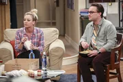 Kaley Cuoco (Penny), Johnny Galecki (Leonard Hofstadter).