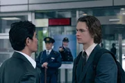 Jin Miyamoto (Hideaki It&ocirc;, v.l.), Jake Adelstein (Ansel Elgort, v.r.)
