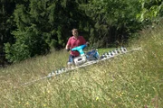 Hannes Esterhammer bei der Mahd steiler Wiesenfl&auml;chen