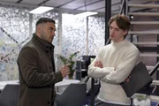 Easy (Lars Steinh&ouml;fel, l.) merkt, dass er Julius (Lennox Halm) vergeblich vor seinem Fehlverhalten zu warnen versucht.