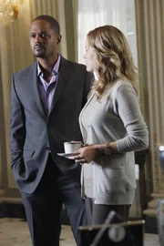 Auch Maggie Vega (Chandra West, r.) und Tommy Zane (Don Franklin, l.) geraten in Verdacht, etwas mit dem Mord an Cano Vega zu tun zu haben ...