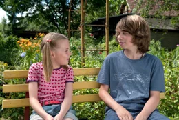 Max und Ronja Vorberg (Lukas Schust, Lucy Ella von Scheele) m&ouml;gen Carla und hoffen, dass ihr Vater Simon es schafft, sie f&uuml;r sich zu gewinnen.