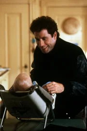 Mikey (Jason Schaller, l.) und James (John Travolta, r.) sind sich einig: James soll Mollie heiraten.