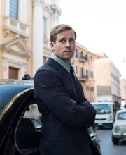 Der charmante russische Agent Illya Kuryakin (Armie Hammer) soll sich als Architekt ausgeben und mit seiner angeblichen Verlobten Gaby deren Onkel einen Besuch abstatten - in der Hoffnung, so eine geheime Organisation zu unterlaufen ...