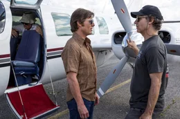 L-R: Barry Seal (Tom Cruise) und Doug Liman (der Regisseur)