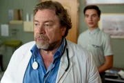 Toni (Ivo Kortlang), Dr. Schmieta (Armin Rohde).