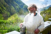 Robert vom Afingsbruckhof bei seinen Bienen Robert vom Afingsbruckhof bei seinen Bienen