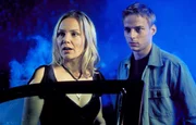 Bei der gemeinsamen Suche nach ihren Partnern kommen sich Sabine (Antje Schmidt, l.) und Stefan (Tom Wlaschiha, r.) ziemlich nah ...