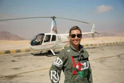Alia m&ouml;chte jede Art von Fliegen ausprobieren und fliegt zum ersten Mal als Co-Pilotin einen Helikopter.