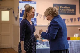 L-R: Bridget Jones (Ren&eacute;e Zellweger), Bridgets Mutter (Gemma Jones).