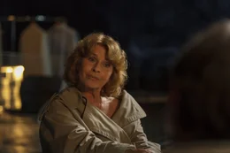 Betty (Senta Berger) sitzt in Leos Schlafzimmer in dessen Studio.