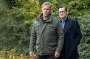 Finn (Sven Martinek, l.) und Lars (Ingo Naujoks, r.) glauben zu wissen, wer Annegret Thomsen umgebracht hat.