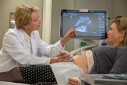 Dr. Rawling (Emma Thompson, l.) offenbart Bridget (Ren&eacute;e Zellweger), dass sie schwanger ist. An und f&uuml;r sich eine sch&ouml;ne Sache - allerdings wei&szlig; sie nur mit f&uuml;nfzigprozentiger Wahrscheinlichkeit, wer der Vater ist...
