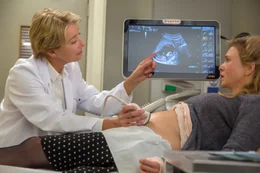 Dr. Rawling (Emma Thompson, l.) offenbart Bridget (Ren&eacute;e Zellweger), dass sie schwanger ist. An und f&uuml;r sich eine sch&ouml;ne Sache - allerdings wei&szlig; sie nur mit f&uuml;nfzigprozentiger Wahrscheinlichkeit, wer der Vater ist...