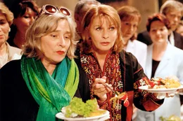 Im Bild (v.li.): Margit (Emmy Werner), Karina Norden (Senta Berger).