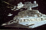 Han Solos Schiff "Millenium Falcon" (l.) versucht verzweifelt, einem imperialen Sternenkreuzer (r.) zu entkommen ...