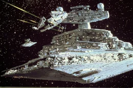 Han Solos Schiff "Millenium Falcon" (l.) versucht verzweifelt, einem imperialen Sternenkreuzer (r.) zu entkommen ...