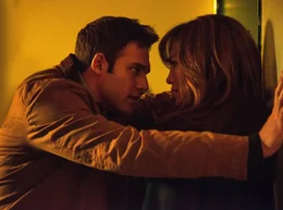 Noah (Ryan Guzman) r&uuml;ckt Lehrerin Claire (Jennifer Lopez) etwas zu nah auf die Pelle.