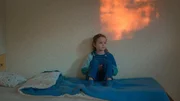 Nelly (Josephine Sanz) schaut nachdenklich in ihr Zimmer.
