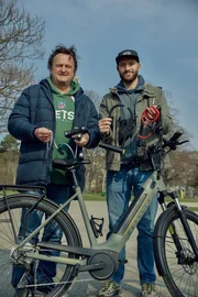 v.li.: Hanno Settele und Fahrradtechniker Caspar Vintschgau haben verschiedene Fahrradschl&ouml;sser getestet.