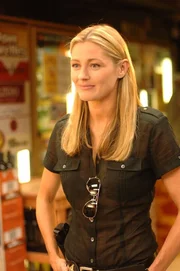 Louise Lombard als Det. Sofia Curtis.