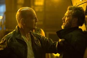 Im Gegensatz zu seinem Sohn sieht John (Bruce Willis, l.) in dem Russen Komarov (Sebastian Koch, r.) nicht unbedingt einen Heilsbringer. Dennoch kommt er dessen infamen Plan erst sp&auml;t auf die Schliche ...