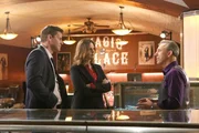 (v.l.n.r.) Booth (David Boreanaz); Brennan (Emily Deschanel); Lenny Jay (Jay Thomas)