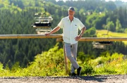 Wetterexperte Sven Pl&ouml;ger auf dem Erlebnisberg Kappe in Winterberg. Gerade in den hei&szlig;en Sommermonaten sieht er f&uuml;r das hochgelegene Sauerland viel Potential in Sachen Tourismus.